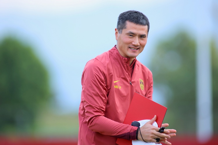 马德兴：国足迪拜基地草坪质量远超海口，多支欧洲俱乐部在此冬训