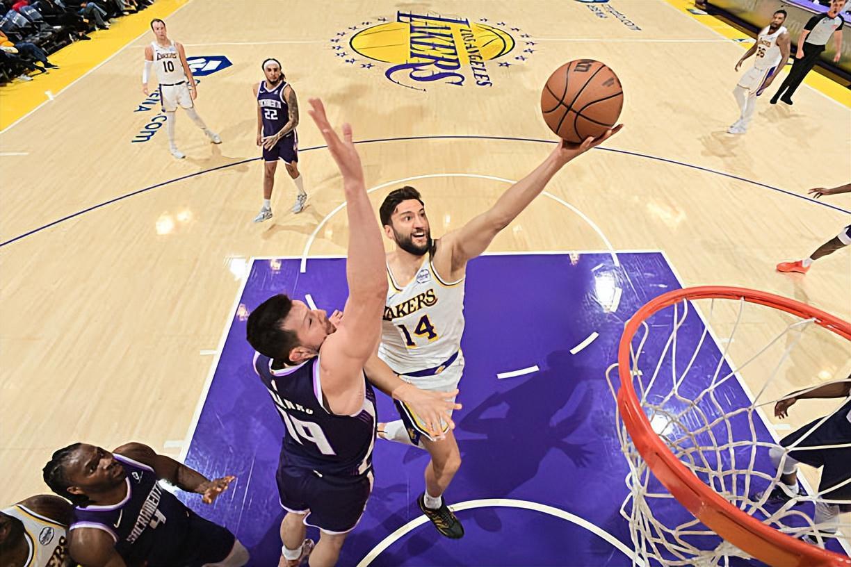 皇冠体育官网-竟然还完成了一记爆扣，湖人替补内线也许偶尔能扮演奇兵的角色？